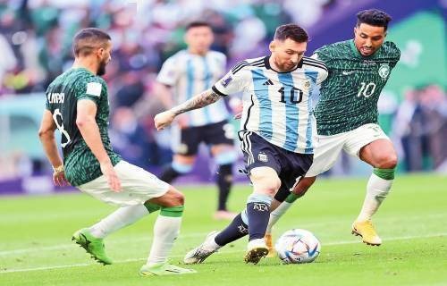 合肥狂风在CBA杯赛中以97-80击败江苏肯帝亚，创NBL首次大胜CBA球队纪录，引发热议。